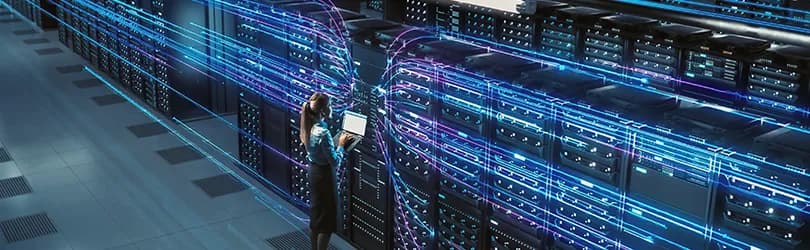 Rechenzentrum mit IT-Expertin, die an einem Server arbeitet – sichere Cloud Lösung für Unternehmen