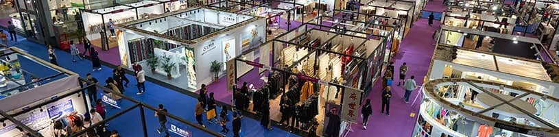 Besucher auf einer Messe, unterstützt von Next.js und Headless WordPress